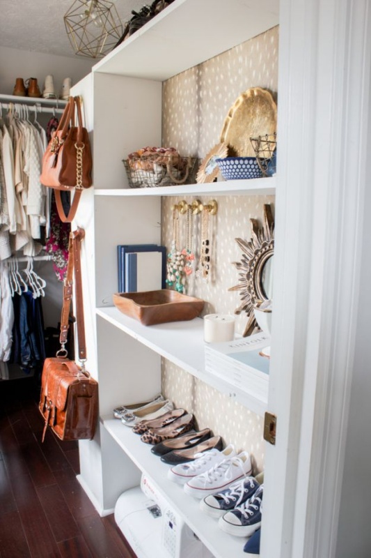 28 Catchy Closet Arrangement with some Nice Decorative Stuff on an Open Display Cabinet Pattern