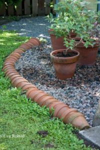 10 Creative Garden Edging Pattern with the Lining of Terracotta Pots