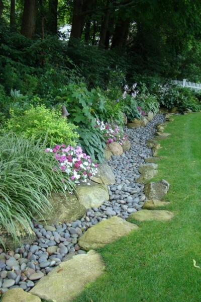36 Exclusive Rocky Garden Edging Design by Using Small Pebbles Layering inside the Natural Large ...