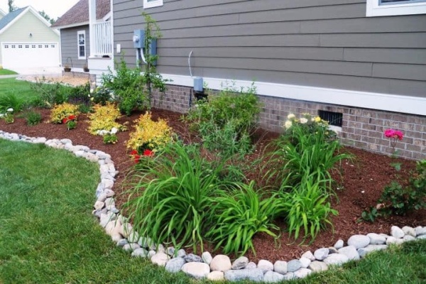 37 Get a Fresh River Type Feel from these Beautiful Garden Edging Design with Large River Rocks