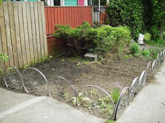25 Inexpensive Upcycled DIY Garden Edging Design with Old Bicycle Wheels