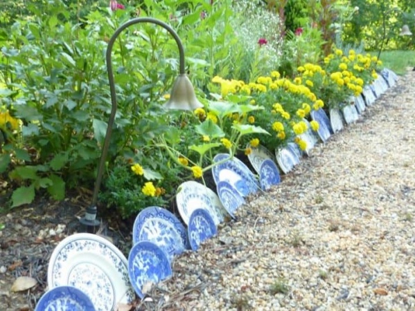 28 Unique Outdoor View by Using Plates as the Garden Edging Design