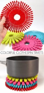 10 Vibrant and Colorful DIY Trivets made of Same Colored Clothespins in a Chic Circular Shape