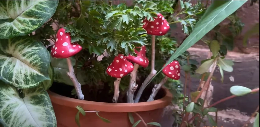 Mushroom Craft - Outdoor décor air drying clay