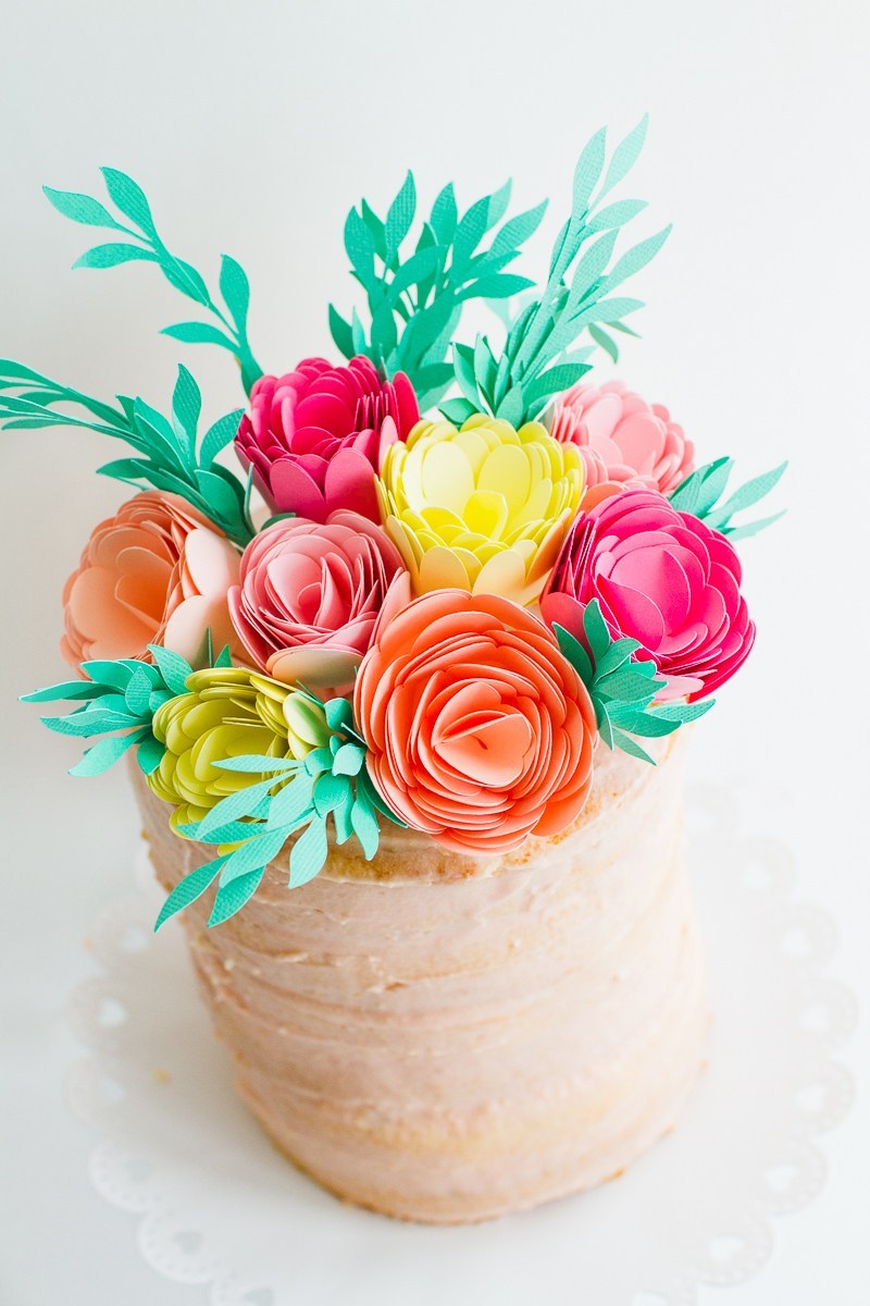 DIY Super Catchy Floral Decor as Cake Topper