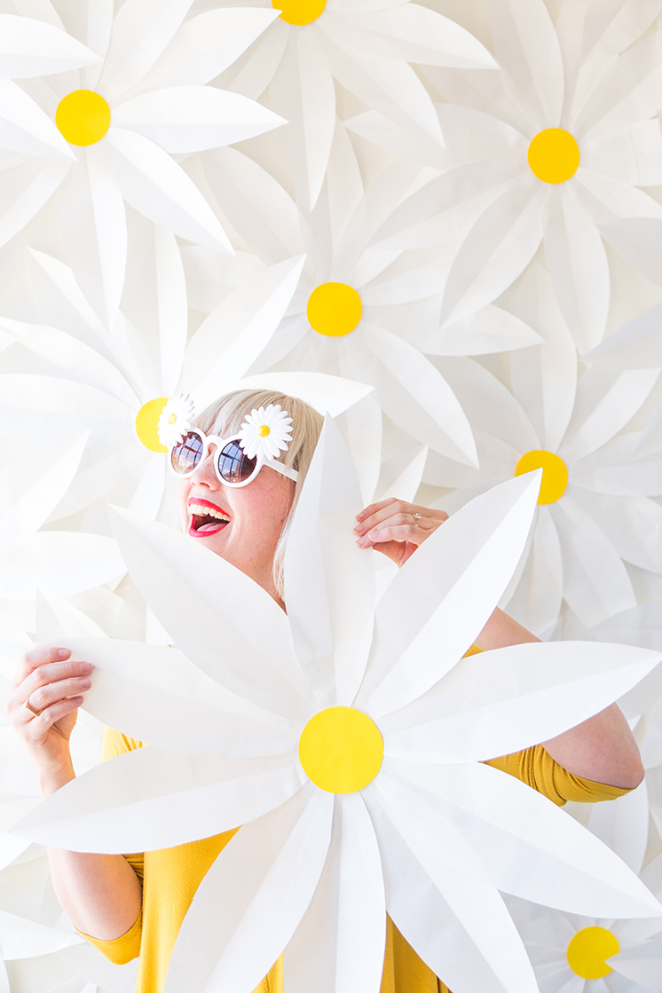 DIY Paper Flowers-Giant Paper Daisy for Grat Backdrop View