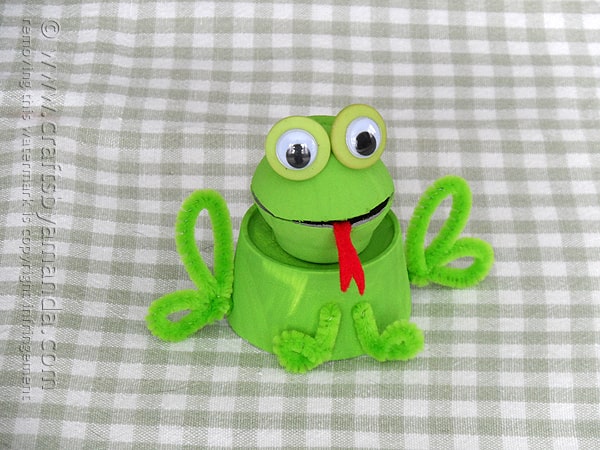 Amusing Egg Carton Kids Craft: Adorable Green Frog with Large Googly Eyes