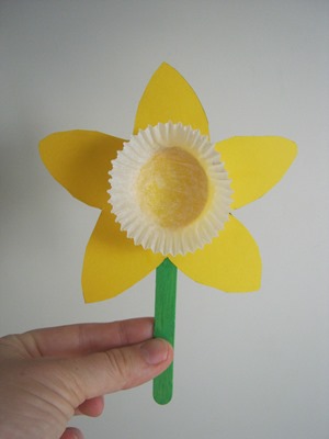 Paper Daffodil: A Wonderful DIY Craft for this Spring with Paper and Cupcake Liner