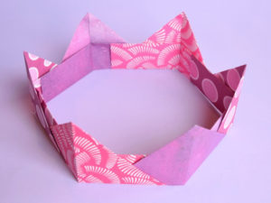 Easy Origami Paper Craft: A Clear Tutorial of Crafting Pretty Paper Crown