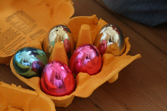 DIY Sleek & Vibrant Easter Eggs in Painted Egg Carton