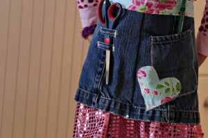 Incredibly Sewed Apron from Old Jeans with Pockets and Fabric Patchwork Designs