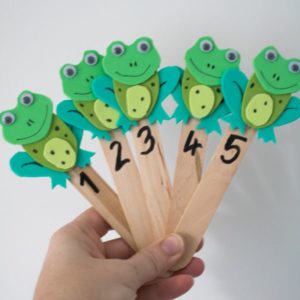 DIY Cute Little Speckled Frogs Puppets on Popsicle Stick