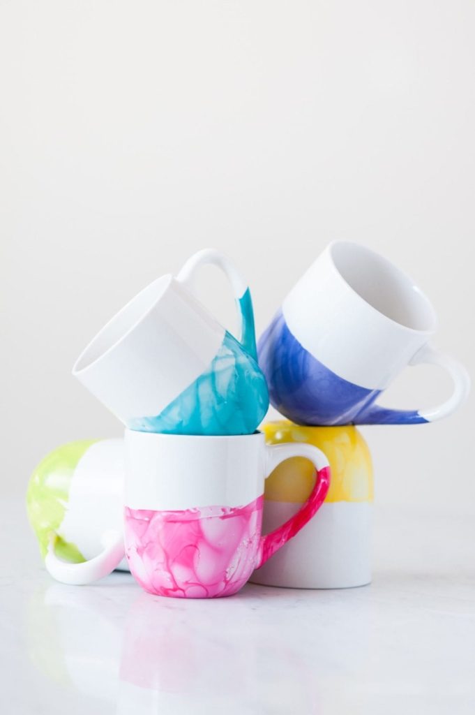 DIY Marble Dipped Mugs: Twists of Paints