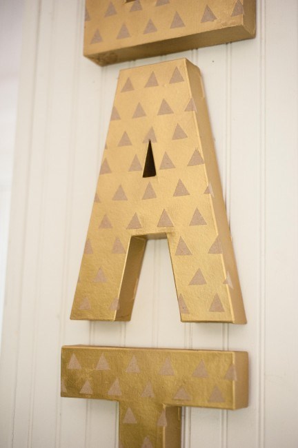 Attractive EAT Kitchen Sign: DIY Cardboard Craft with Metallic Color Accent