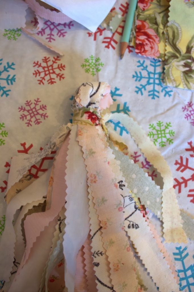 Supremely Easy Fabric Scrap Craft: DIY Scrappy Tassel