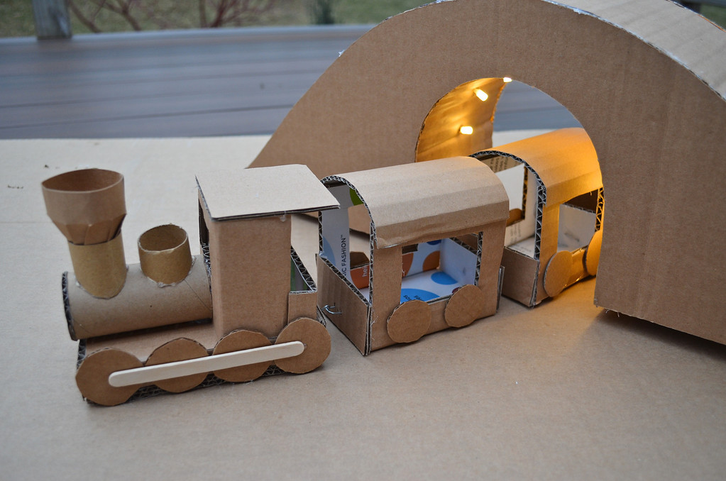 9 Easy Cardboard Train Craft Ideas - DIY Small Christmas Trains