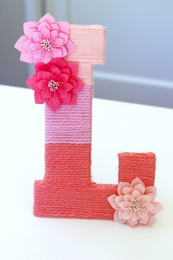 Easy yet Super Pretty Yarn-Wrapped Ombre Monogrammed Letter with Floral Decor