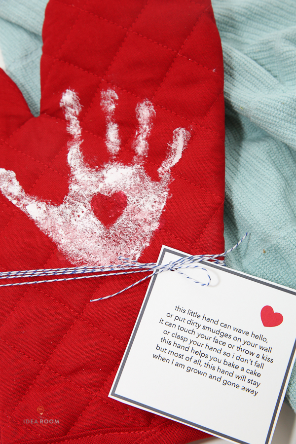 Functional Mothers Day Gift Ideas: Pretty Handprint Oven Mitt