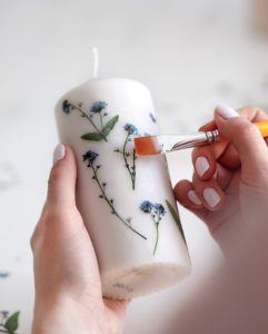 DIY Mother’s Day Gift: Candles with Beautiful Pressed Flower Surface