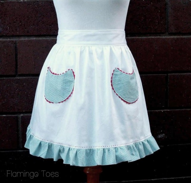 Simple Yet Classy Retro Christmas Apron with Ruffled Edges and Two Front Pockets