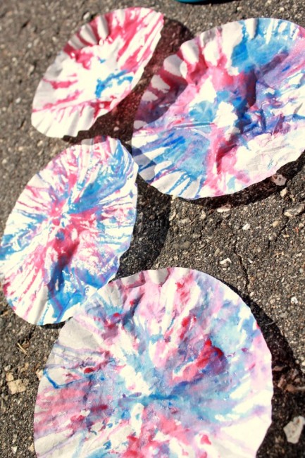 Spin Art Coffee Filter Streamers: A Messy Summer Craft for Naughty Kids