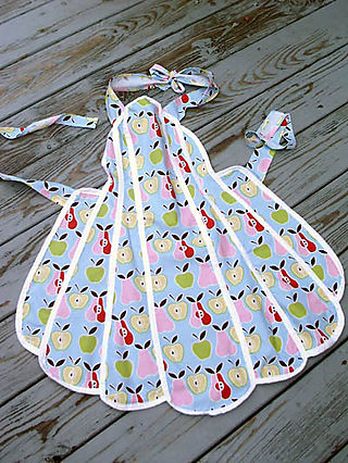 Vintage Full-Size Quilting Apron with Waved Ends and Clear Edges