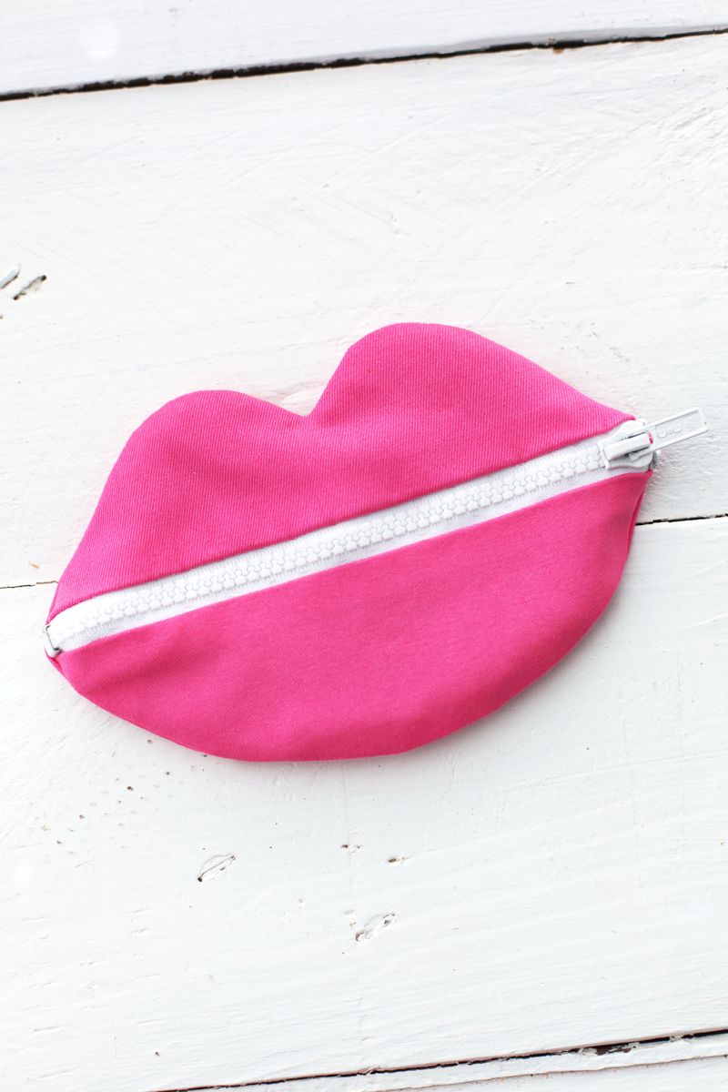 Zip Your Lips Craft Tutorial: Exceptionally Chic DIY Pouch in Pinky Lip Pattern
