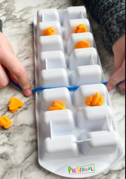 Using ice cube tray to teach flossing for kids