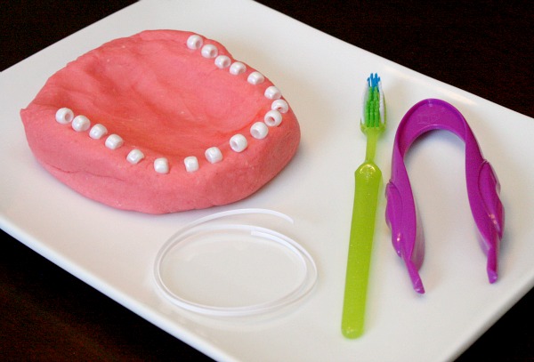Dentist Play Dough Pretend Play: Brushing Demo with Sensory Mouth Model Out of Play Dough