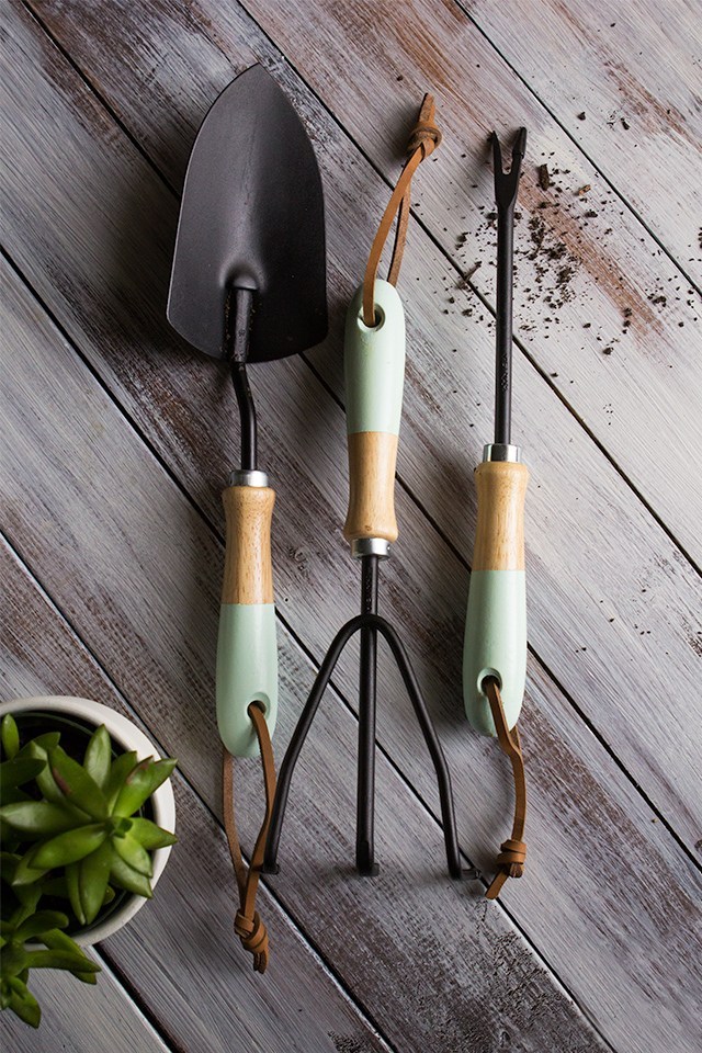 Tutorial of DIY Paint Dipped Garden Tools By Sarah Hearts