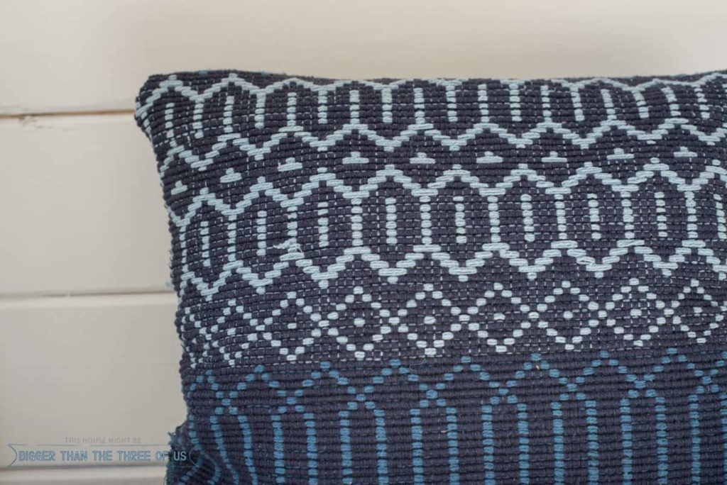Simple yet Chic DIY Woven Pillow Tutorial: A 5-Minute Sewing Project Idea