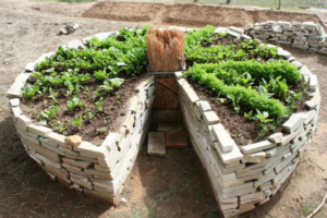 Tutorial of How Build a Keyhole Raised Garden Planter with Stone Bricks