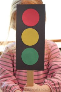 Tutorial of How To Make A Traffic Light: DIY Construction Paper Craft Idea for Preschoolers