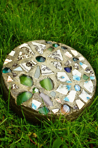 Tutorial of DIY Mosaic Garden Stepping Stone without Fancy Schmancy Mold