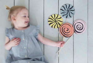 Tutorial of How to Make a Set of DIY Cardboard Lollipops with Some Easy Paint Strokes