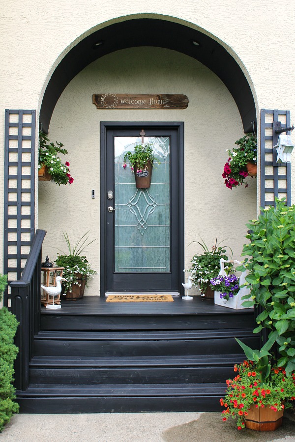 Wonderful Door Dressup Idea with Trendy Summer Front Porch Embellishments