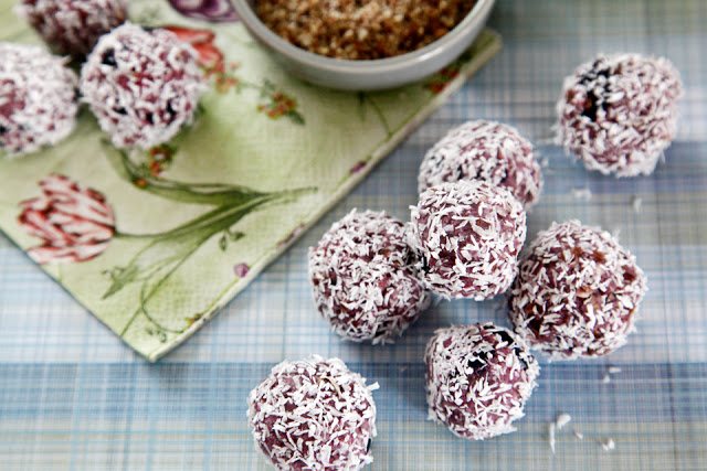 No-Bake Coconut Oil Flax Seed Mashed Berry Dog Truffle Ball Treats