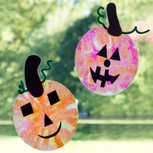 Your kids will love these adorable and inexpensive coffee filter Jack o’ lantern sun catchers